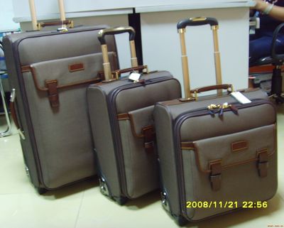 廣州市浩鵬箱包皮具-廣州市花都區花山鎮東湖安置區東聯路-生產、加工、批發、零售:箱包、皮具,貨物及技術進出口.-產品展廳