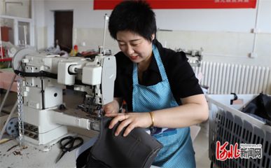 張家口市萬全區箱包加工助推群眾增收致富
